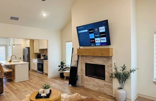 Lubbock House | Uptown Elegance 7 minutes to Texas Tech