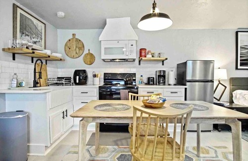 Central Oklahoma City Apartment | Uptown OKC Studio | Soaking Tub & Private Yard | Near Paseo & Downtown #04