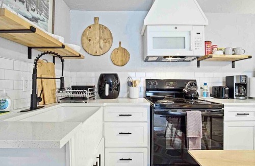 Central Oklahoma City Apartment | Uptown OKC Studio | Soaking Tub & Private Yard | Near Paseo & Downtown #04