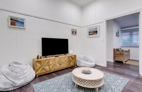 Urangan House | Urangan Family Friendly home with views, wifi, wine
