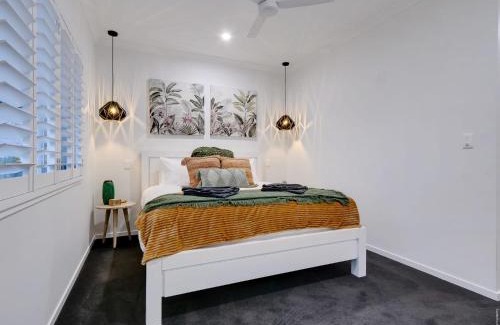 Urangan House | Urangan Family Friendly home with views, wifi, wine