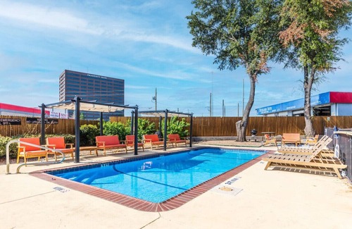 Park Central Apartment | Urban Apartment. Perfect for long term stays!