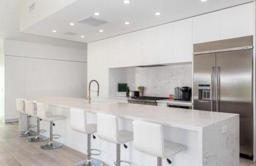 Garfield House | Urban Art Loft - Historic DT Phoenix-Chefs Kitchen