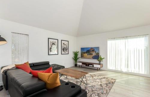 Garfield House | Urban Art Loft - Historic DT Phoenix-Chefs Kitchen