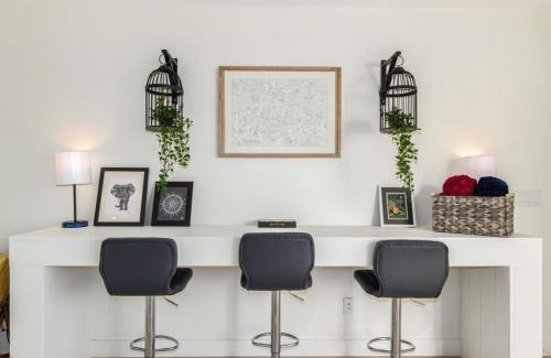 Garfield House | Urban Art Loft - Historic DT Phoenix-Chefs Kitchen