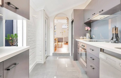 Surry Hills House | Urban Charm in Surry Hills|2BR, Courtyard, Balcony