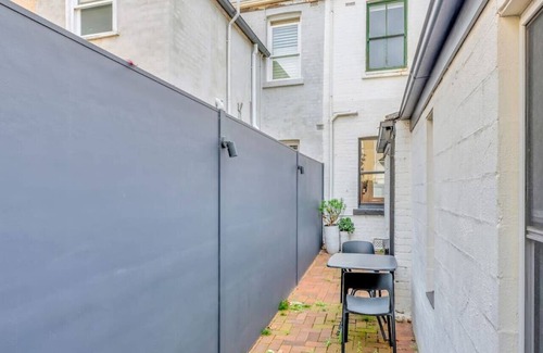 Surry Hills House | Urban Charm in Surry Hills|2BR, Courtyard, Balcony