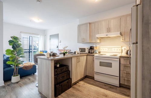 Pointe-Saint-Charles Apartment | Urban Chic 3BR| Griffintown Escape