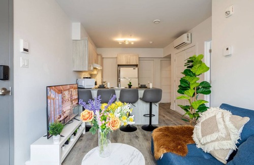 Pointe-Saint-Charles Apartment | Urban Chic 3BR| Griffintown Escape
