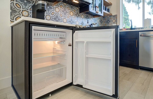 Hillsboro House | Urban-chic Studio Guesthouse in a quiet neighborhood - near Intel and Nike