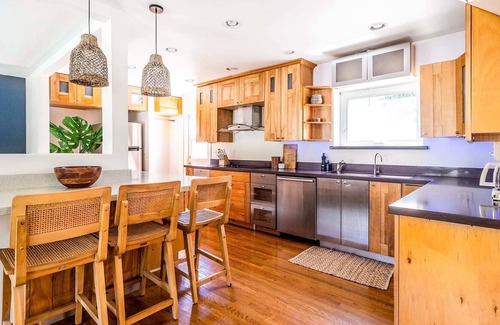 Mar Vista House | Urban cottage with big pool and great location