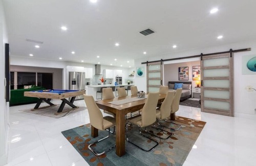 Ojus Villa | Urban Design Villa w/Backyard+BBQ+Fire Pit+Heated Pool