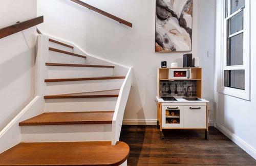 Alexandria House | Urban Elegance in Alexandria with Parking