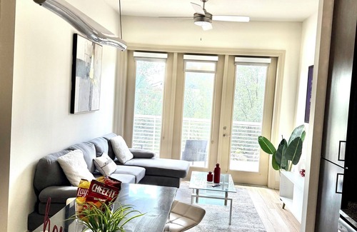 Addison Apartment | Urban Escape in Heart of Addison