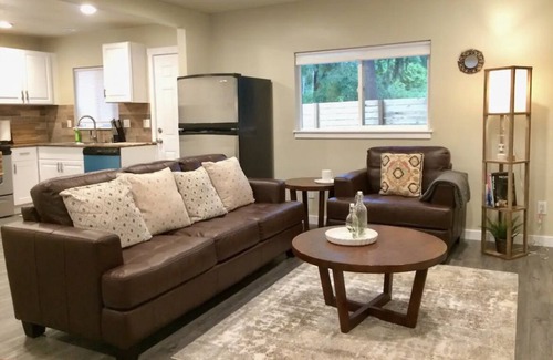 Kent House | Urban Forest Cabin 2+BD/1.5BA with Freeway Convenience