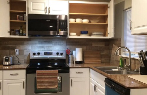 Kent House | Urban Forest Cabin 2+BD/1.5BA with Freeway Convenience