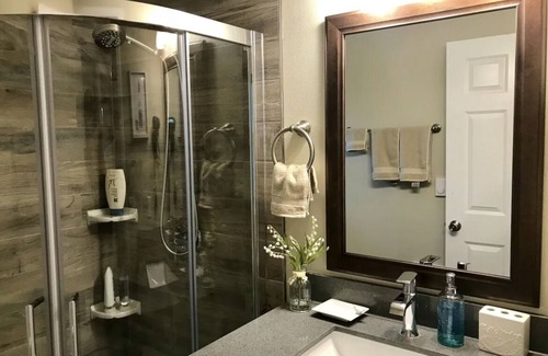 Kent House | Urban Forest Cabin 2+BD/1.5BA with Freeway Convenience