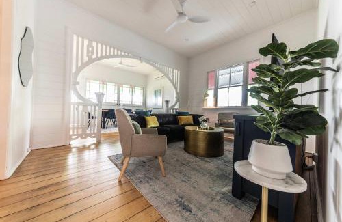 Booval House | Urban Getaway Colonial 6 beds 2 bath aircon pet family
