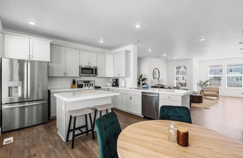South Salt Lake House | Urban Haven SLC - 2 Car Garage FAST Wifi