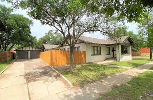 Amarillo House | Urban Hideaway - Cozy & Remodeled 2 BR!