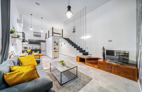 Belso-Ferencvaros Apartment | Urban Loft Haven downtown near Astoria in charming Budapest