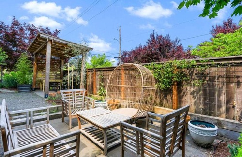 Concordia House | Urban NE PDX 3bd home plus bonus room, fenced yard and garage