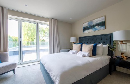 Chigwell Apartment | Urban Oasis 2BR, 2BA Chigwell Apartment