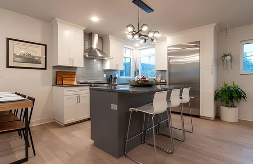 Atlantic House | Urban Oasis: 3BR3BTH w/Rooftop and View, Fireplace