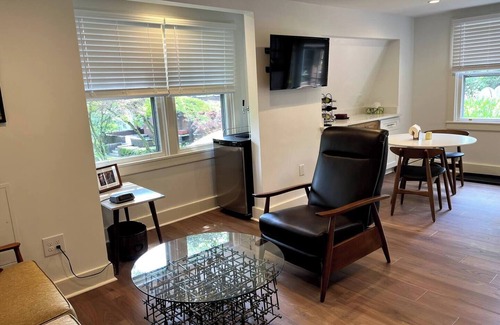 Edgewood Apartment | Urban Oasis Carriage House US OPEN