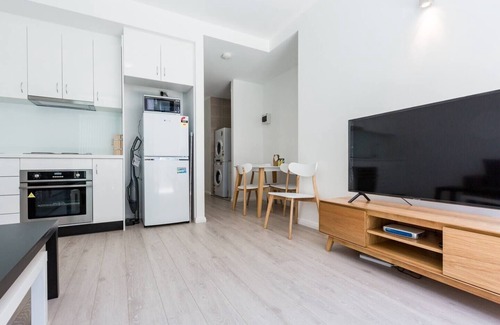 Kings Cross Apartment | Urban Oasis Custom Made for Cosmopolitan Living