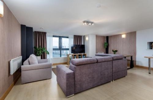 Leeds City Center Apartment | Urban Oasis: Heart of City by Train