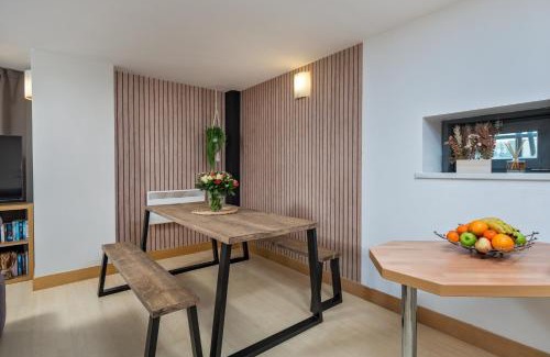 Leeds City Center Apartment | Urban Oasis: Heart of City by Train