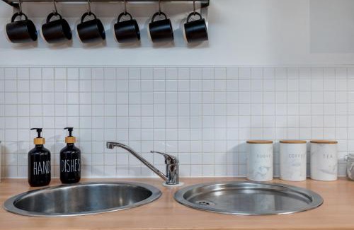 Leeds City Center Apartment | Urban Oasis: Heart of City by Train