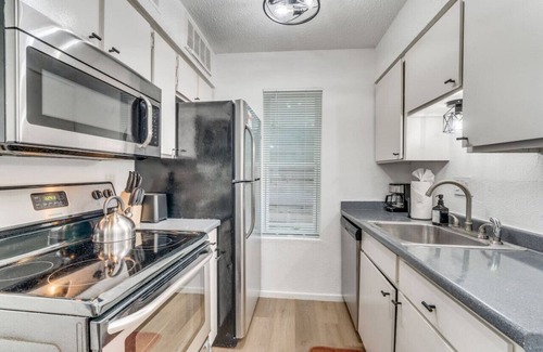 Hyde Park Apartment | Urban Oasis Studio - Austin - 8 mins to Downtown