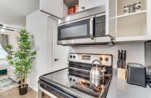 Hyde Park Apartment | Urban Oasis Studio - Austin - 8 mins to Downtown