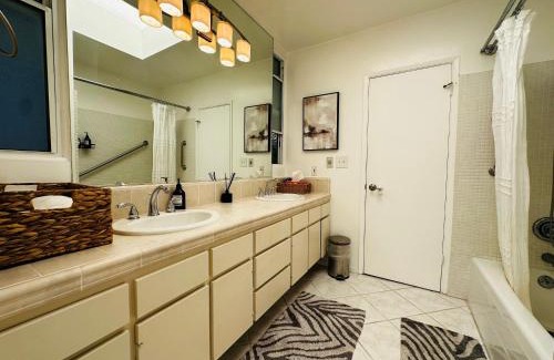 Hollywood Hills West House | Urban Oasis: Stylish Mid-Century Home in Weho