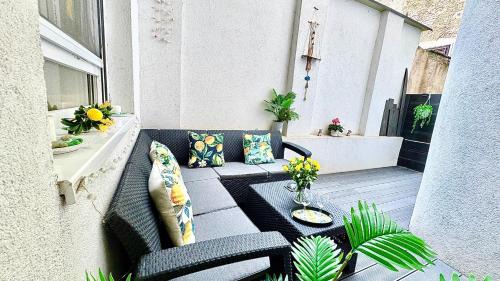 Terezvaros Apartment | Urban Oasis with Private Terrace