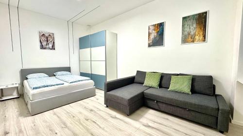 Terezvaros Apartment | Urban Oasis with Private Terrace