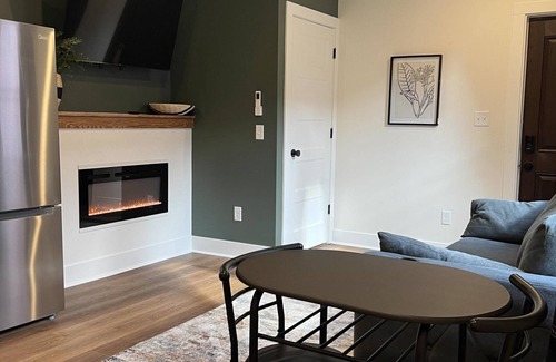 Nelson Apartment | Urban Queen Apartment at The Victorian, Indoor Fireplace + Washer/Dryer