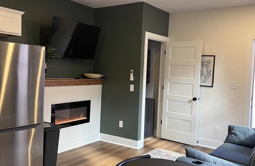 Nelson Apartment | Urban Queen Apartment at The Victorian, Indoor Fireplace + Washer/Dryer