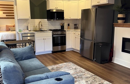 Nelson Apartment | Urban Queen Apartment at The Victorian, Indoor Fireplace + Washer/Dryer