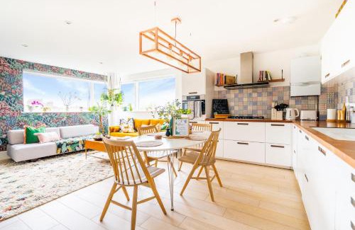Whitechapel Apartment | Urban RainforEast, by Brick Lane E1, Family Friendly