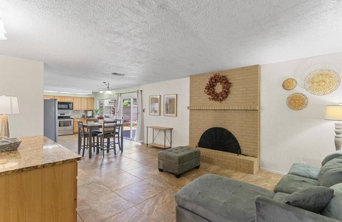 S Y Jackson House | Urban Retreat, 1KB, 3 QB, Wifi, Near Foothills