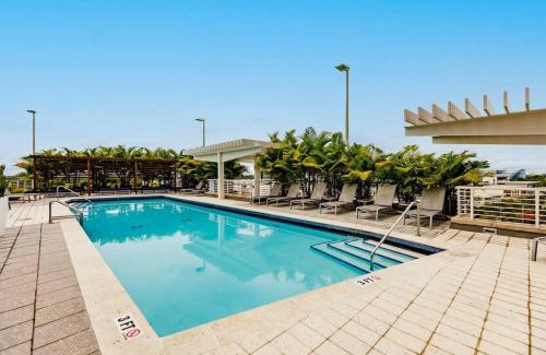 Midtown Apartment | Urban Retreat - Location Pool Gym & Parking