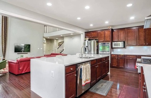 Brambleton House | Urban Retreat Luxurious and Spacious home 6BR/Movie Theatre/Gym