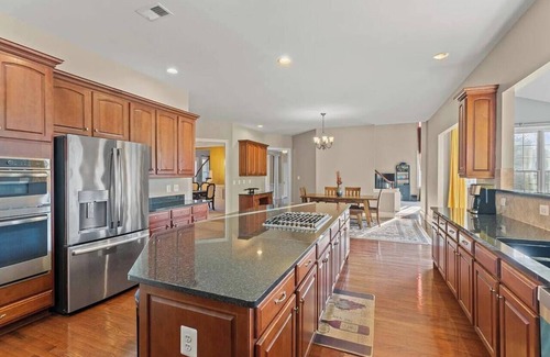 Brambleton House | Urban Retreat Luxurious and Spacious home 6BR/Movie Theatre/Gym