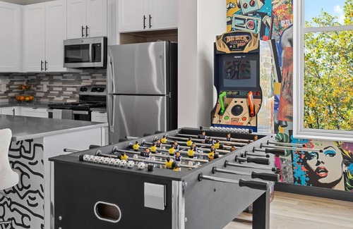 South Nashville Apartment | Urban Retreat: Sleeps 4, Games & Mins to DT!