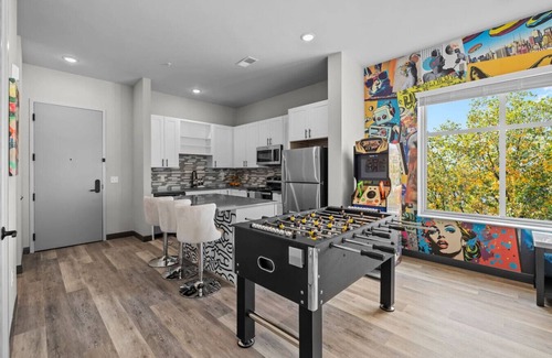 South Nashville Apartment | Urban Retreat: Sleeps 4, Games & Mins to DT!
