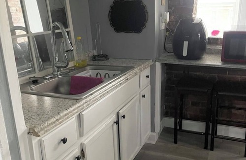 Cincinnati House | Urban Retreat-Walk to UC, Hospitals and the Zoo. Minutes from OTR and Downtown.