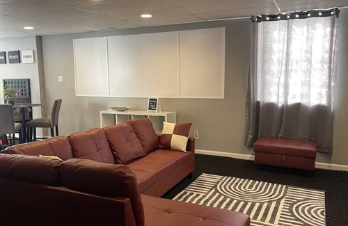 Cincinnati House | Urban Retreat-Walk to UC, Hospitals and the Zoo. Minutes from OTR and Downtown.
